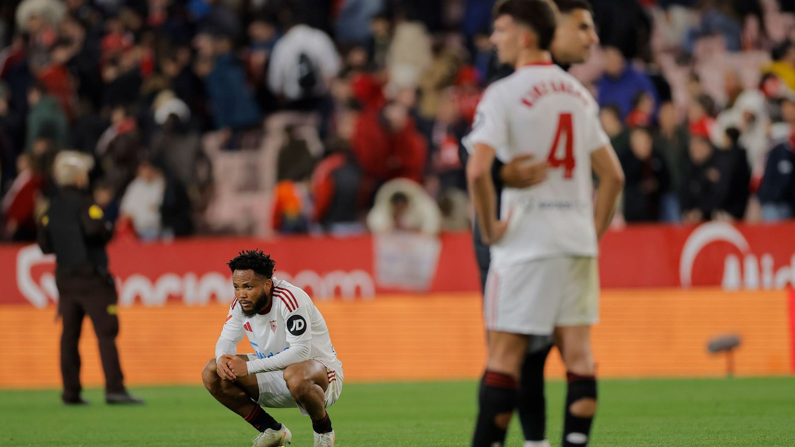 Kike Salas y Ejuke al final del partido ante el Rayo Vallecano.