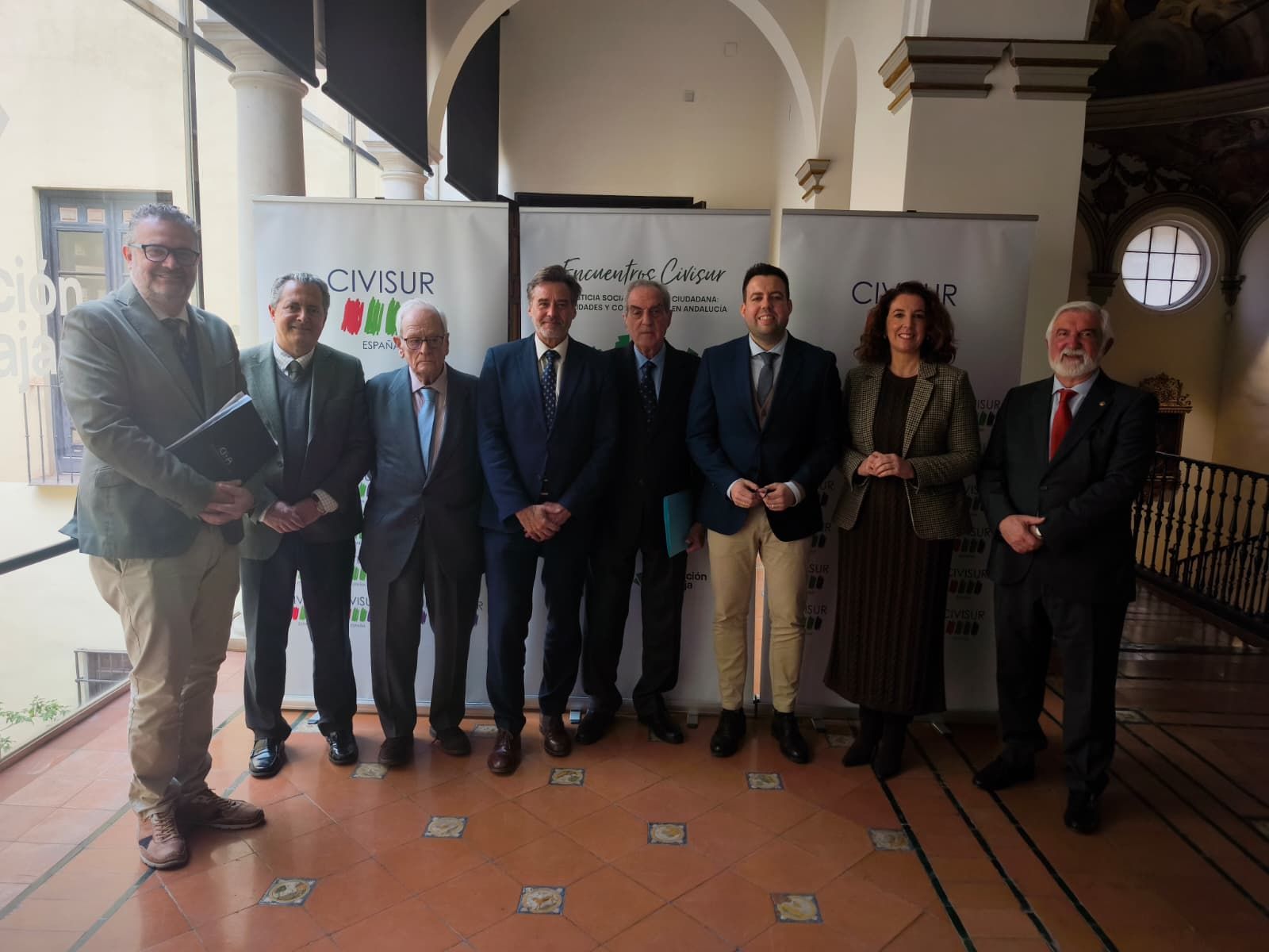 Representantes de las diferentes instituciones durante el encuentro.