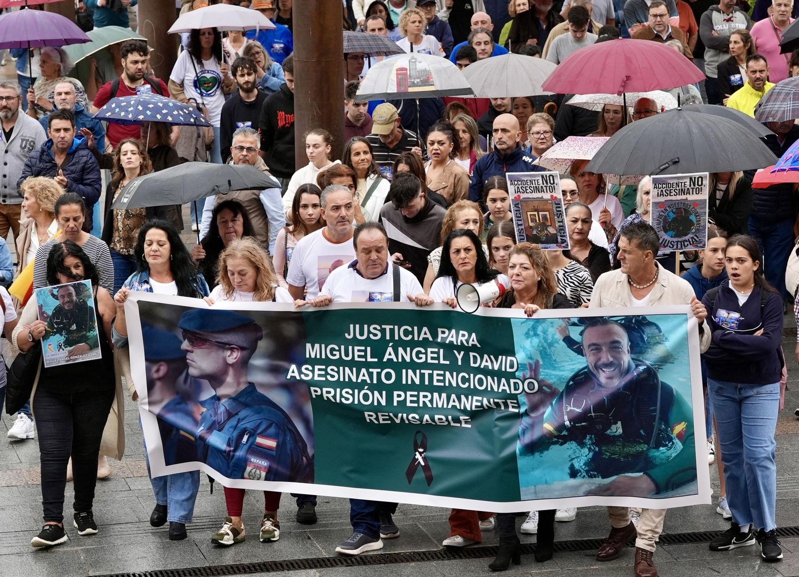 Familiares de los dos guardias civiles arrollados por un narcolancha en Barbate, en una manifestación en San Fernando