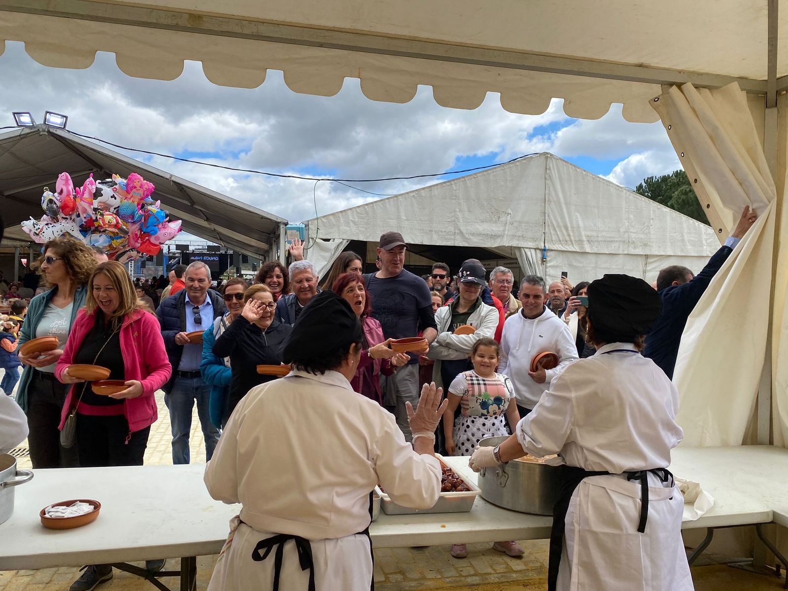 El mayor cocido del mundo cocinado en Jabugo, en imágenes.