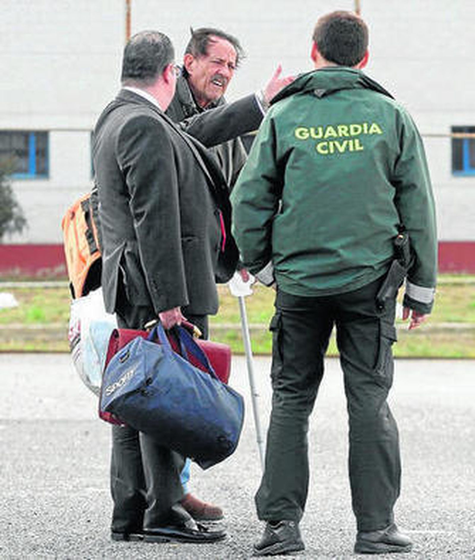 Julián Muñoz, junto a su abogado, Antonio José García, ayer a su llegada al CIS de Algeciras.