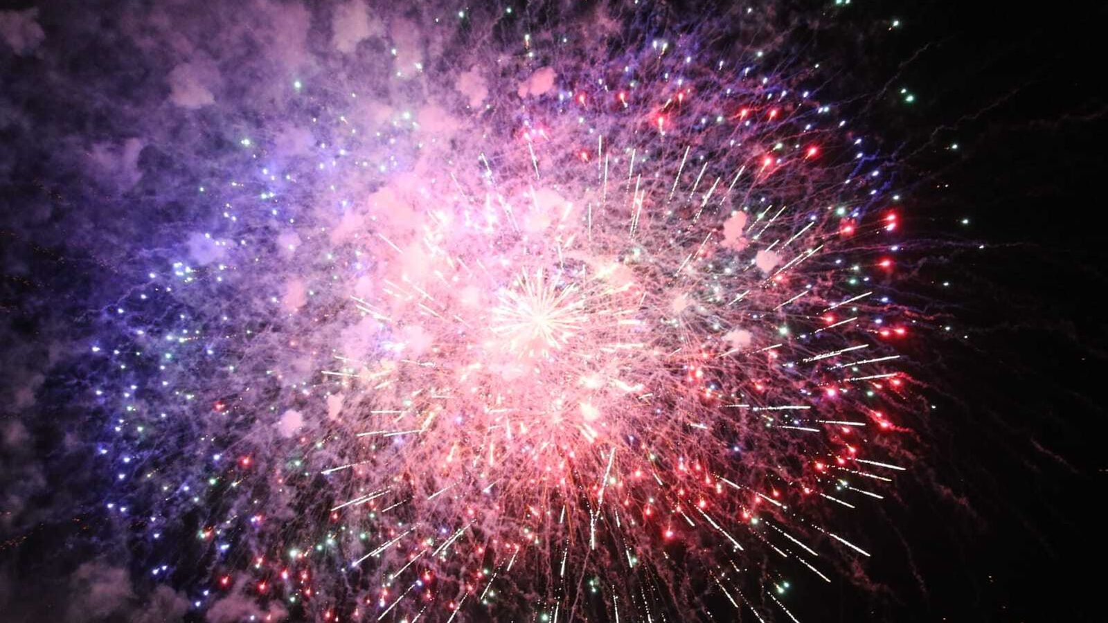 Espectáculo pirotécnico en las Almadrabillas.