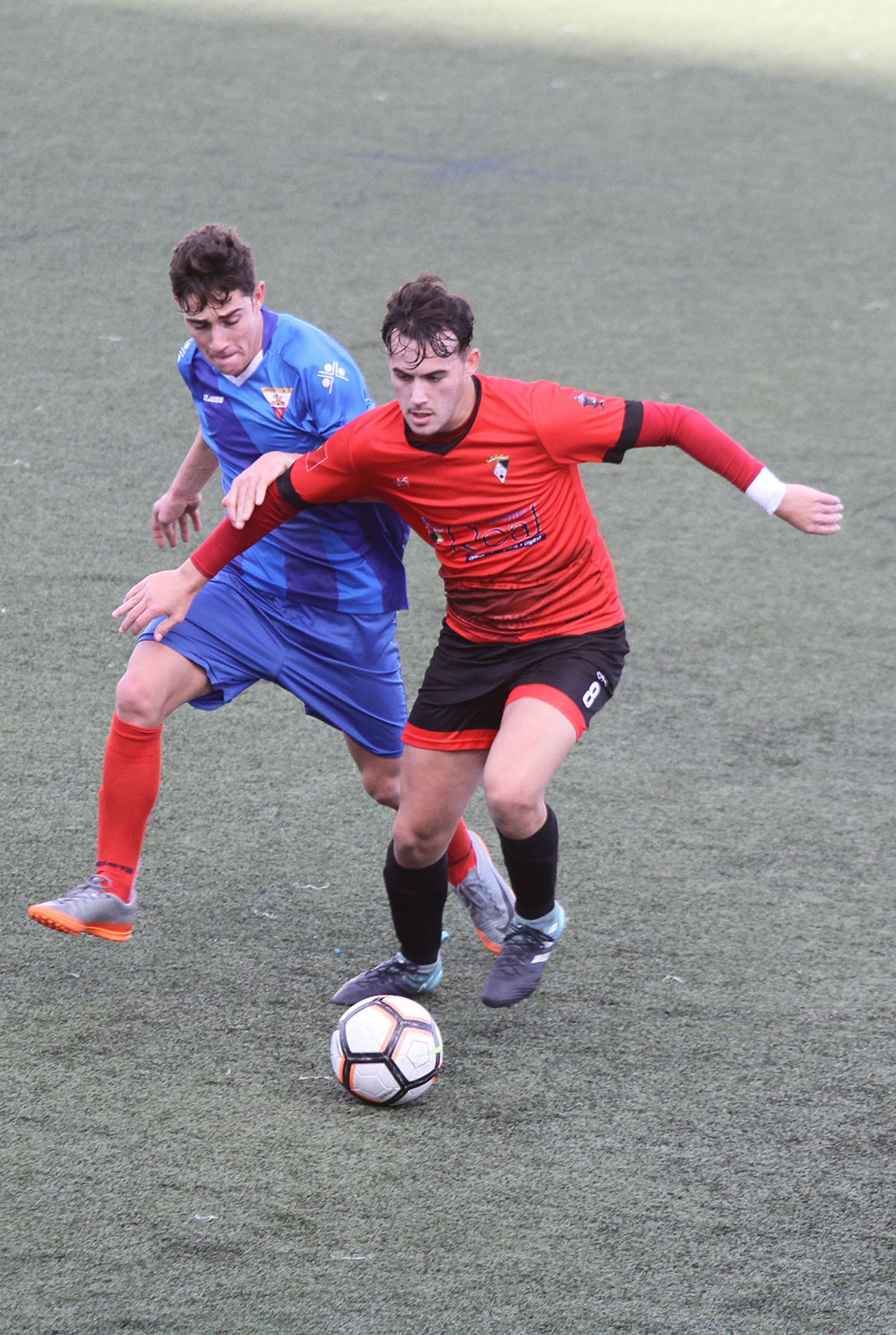 Marcos (Ayamonte) perseguido por un jugador del Aroche.
