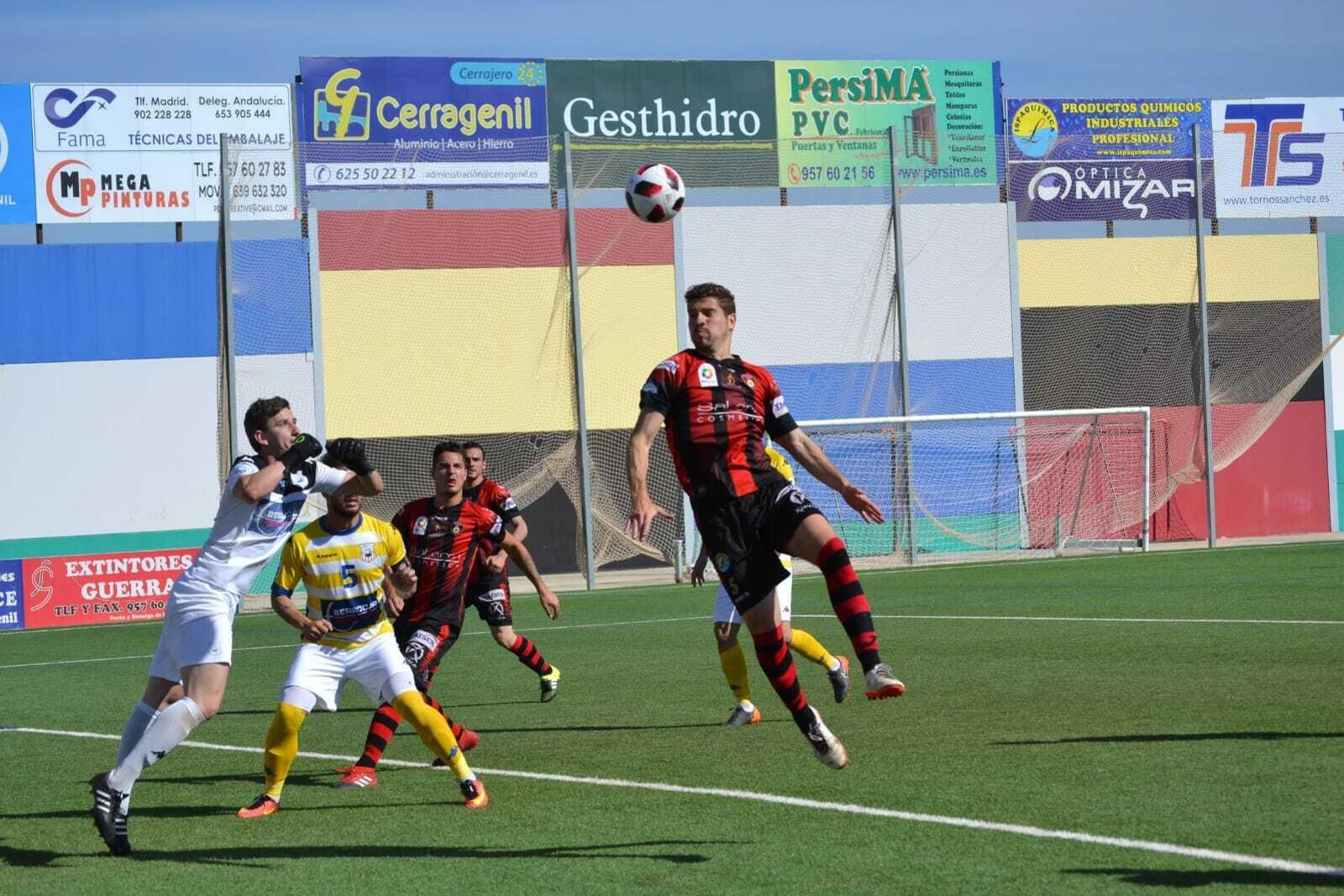 Un jugador del Puente Genil intenta cabecear sobre el portal coriano. Un jugador del Puente Genil intenta cabecear sobre el portal coriano.