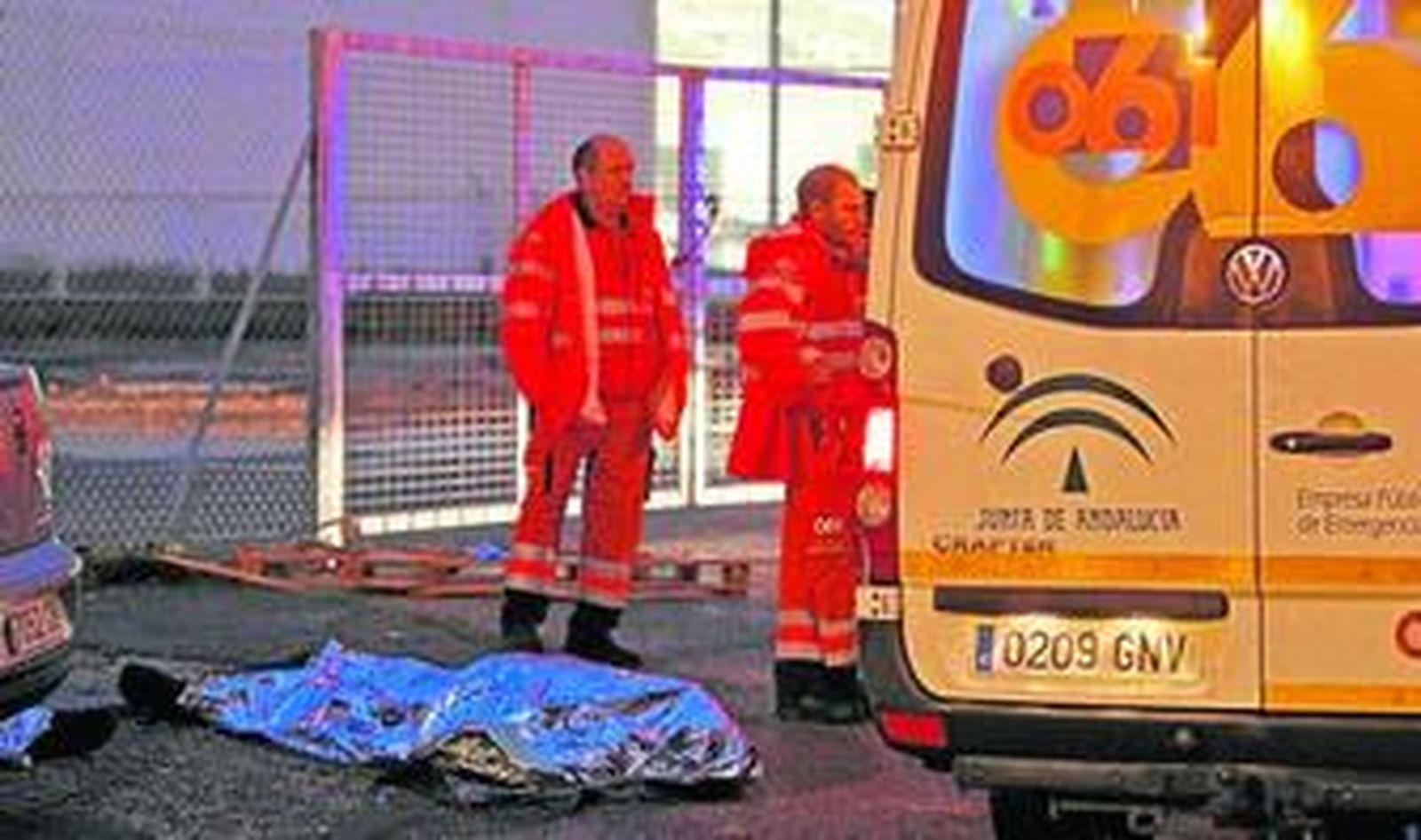 Uno de los cuerpos yace en el suelo junto a la ambulancia del servicio de emergencias sanitarias del 061.