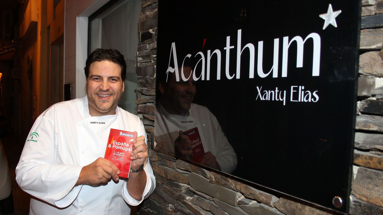 Xanty Elías posa en la puerta de su restaurante 'Acanthum' en Huelva, tras conseguir la primera estrella para la provincia en 2015.