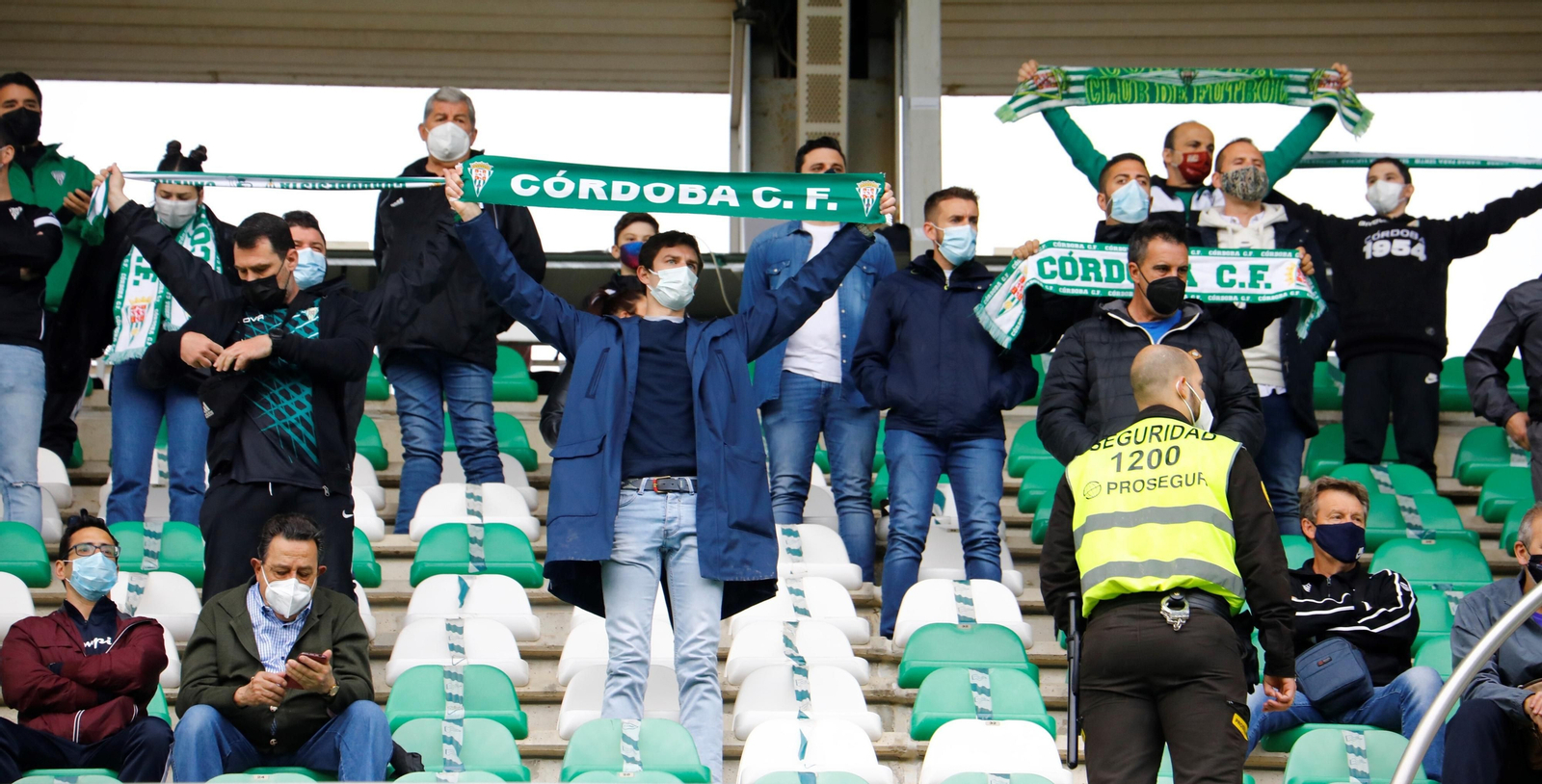Aficionados del Córdoba CF en El Arcángel.