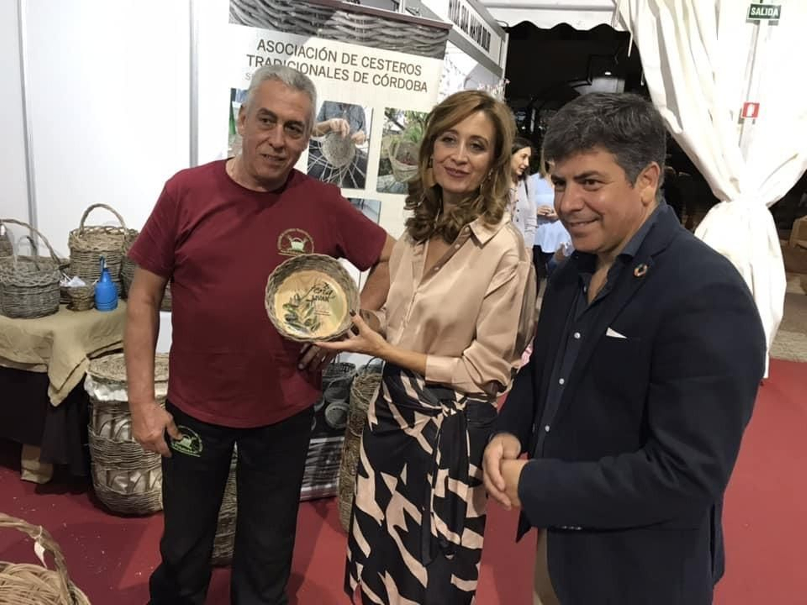 La alcaldesa muestra una pieza de cestería.