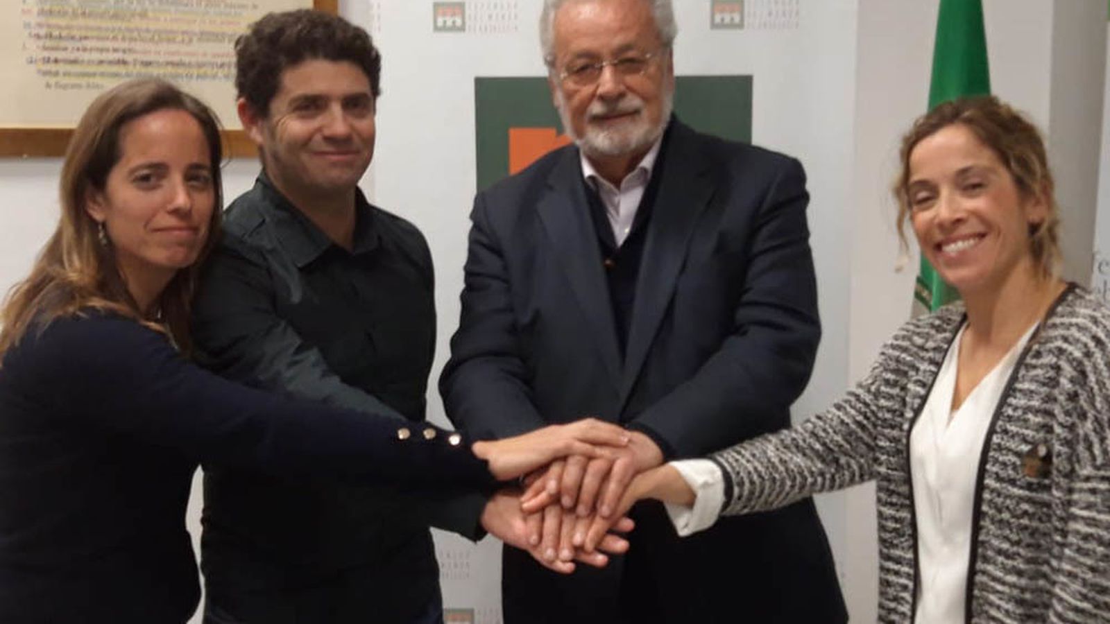 Miembros de Carros de Fuego y el Defensor del Pueblo sellan la paz, el pasado 23 de enero.