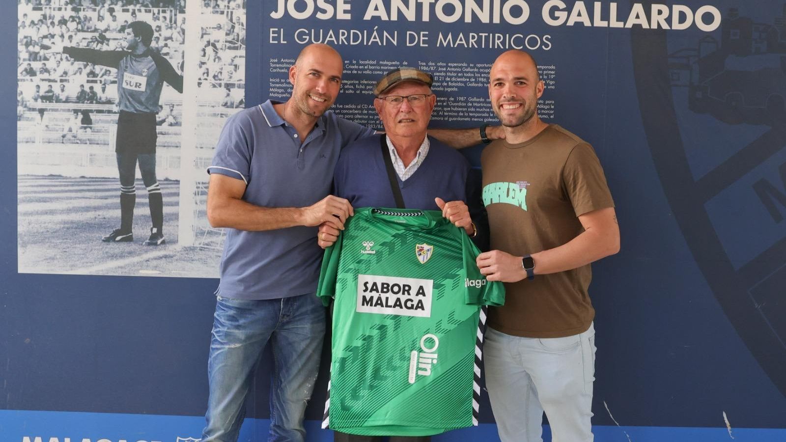 La entrega de la camiseta a la familia Gallardo por parte de Alfonso Herrero La entrega de la camiseta a la familia Gallardo por parte de Alfonso Herrero