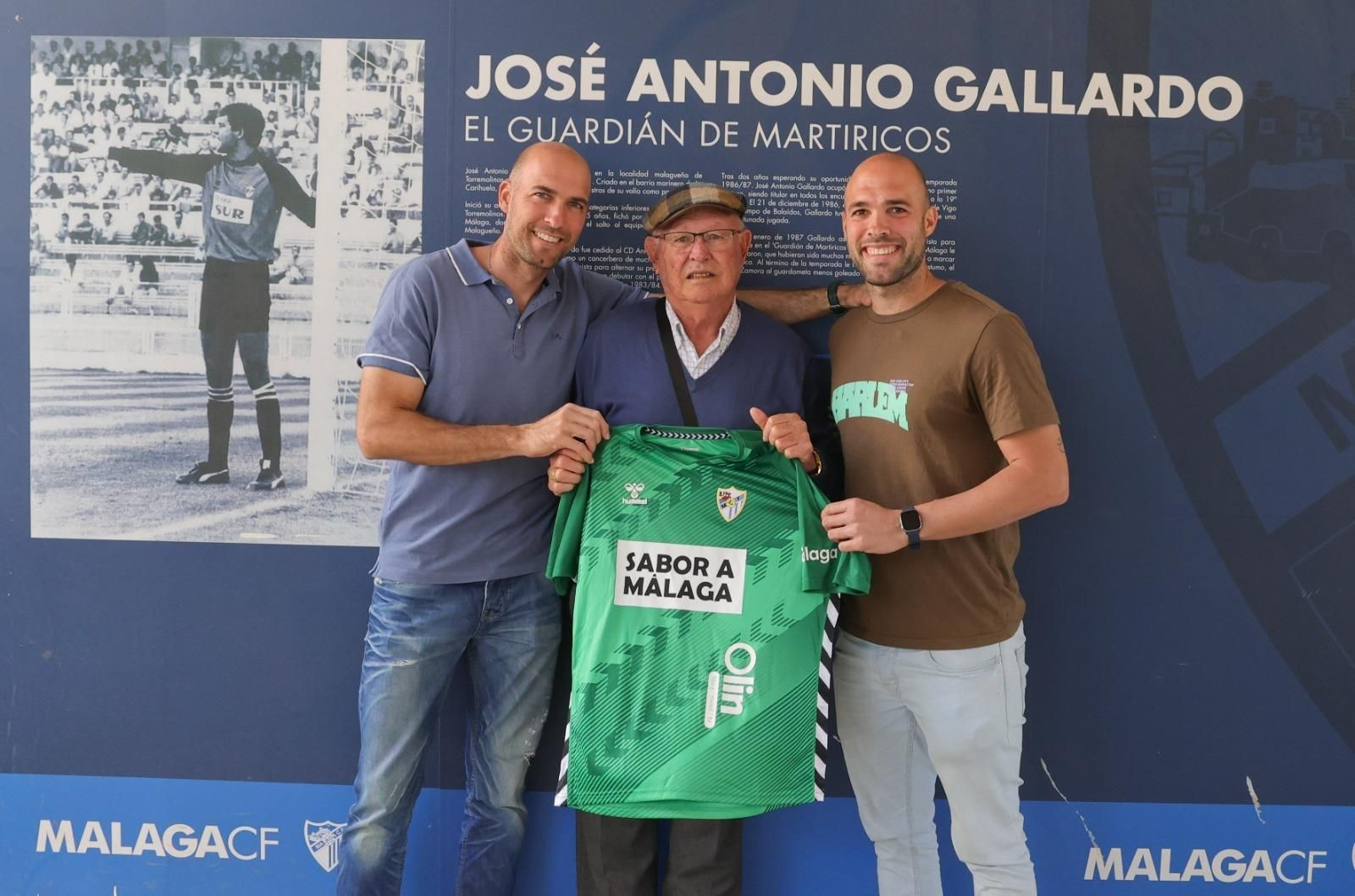 La entrega de la camiseta a la familia Gallardo por parte de Alfonso Herrero La entrega de la camiseta a la familia Gallardo por parte de Alfonso Herrero