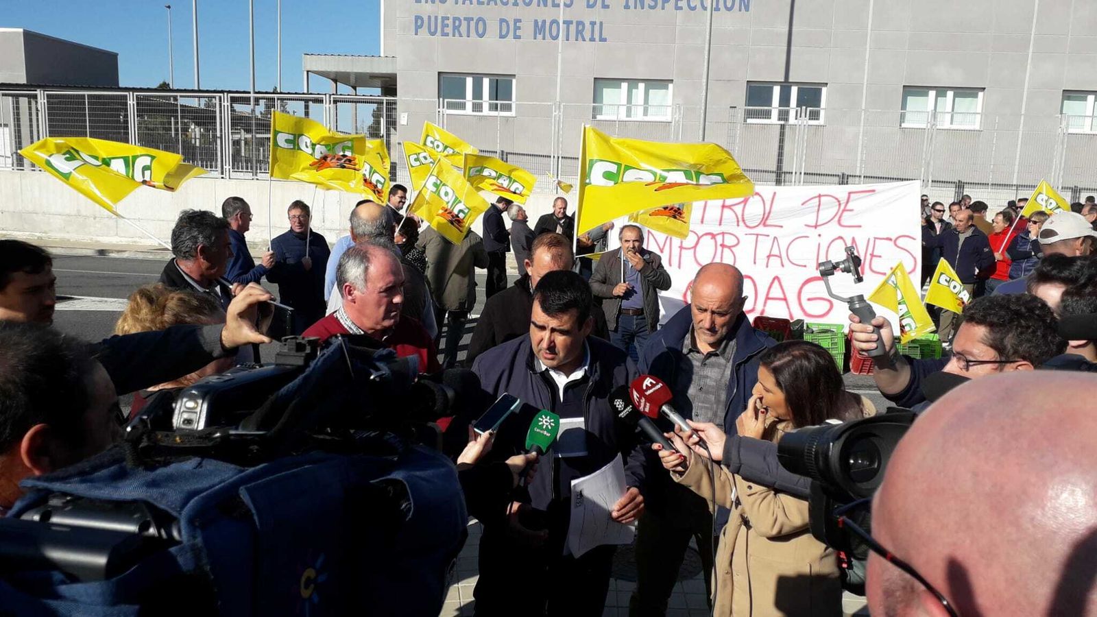 Andrés Góngora atiende a los medios frente al Punto de Inspección Fronterizo de Motril.