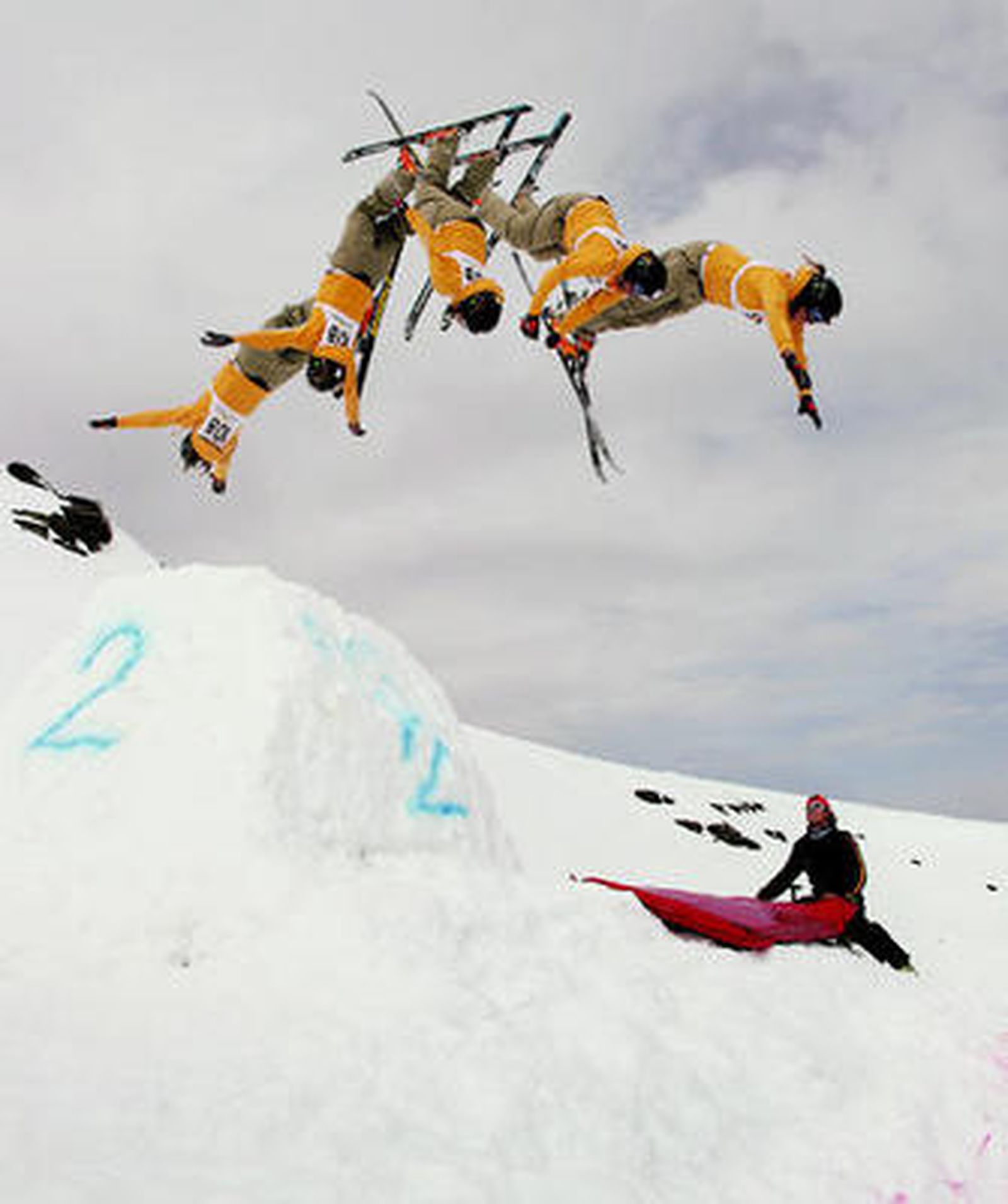 Secuencia de una acrobacia llevada a cabo en una de las pruebas de esquí artístico llevadas a cabo en Sierra Nevada en 2008.