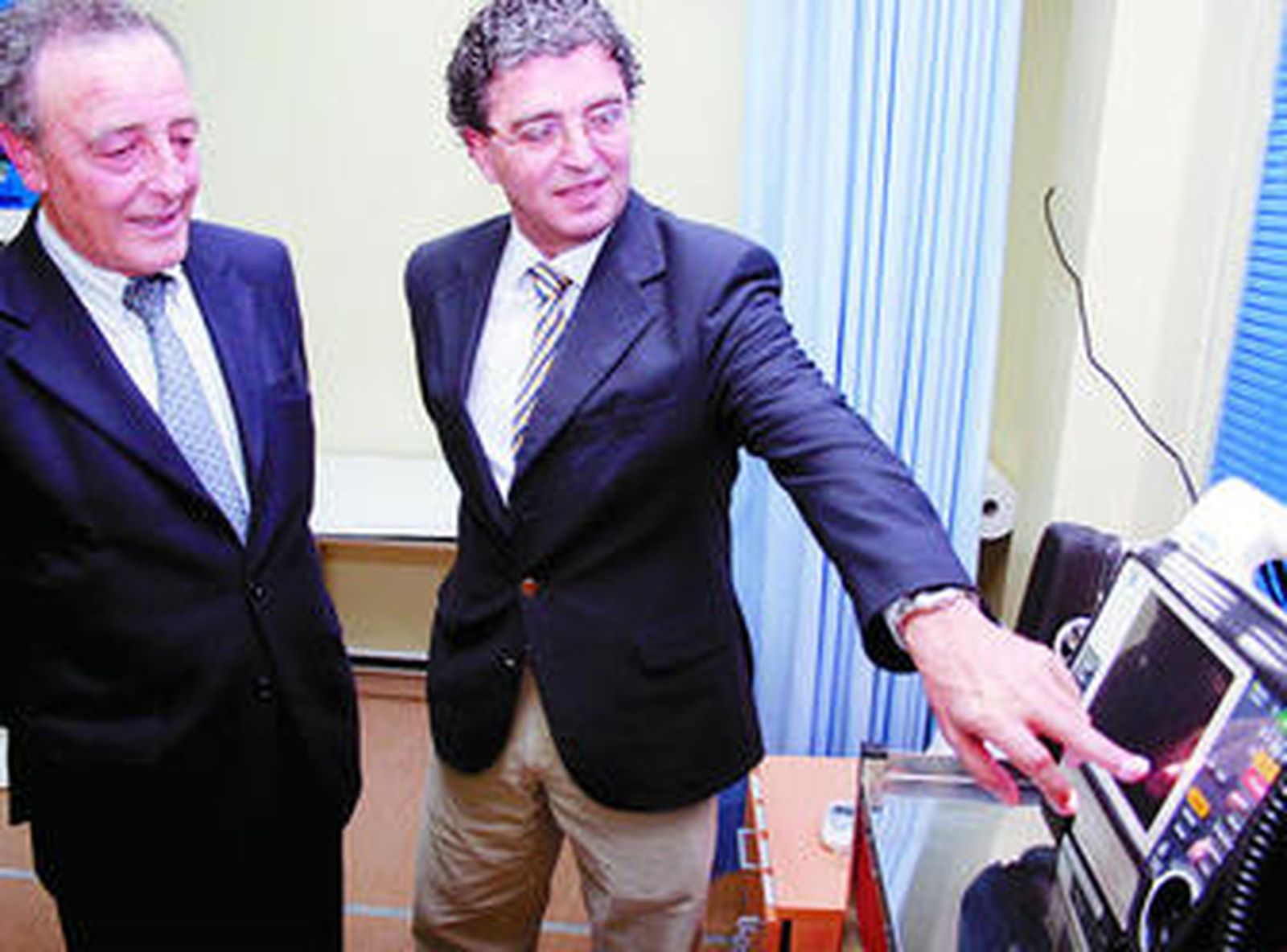 Manuel Herrera, junto al delegado de Salud, durante la inauguración de las Urgencias de La Granja.