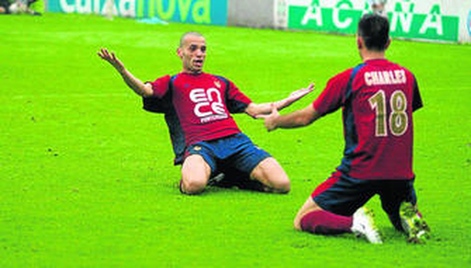 Yuri festeja un gol con su primo Charles, al que podría sustituir en el Almería, en la etapa de ambos en el Pontevedra.