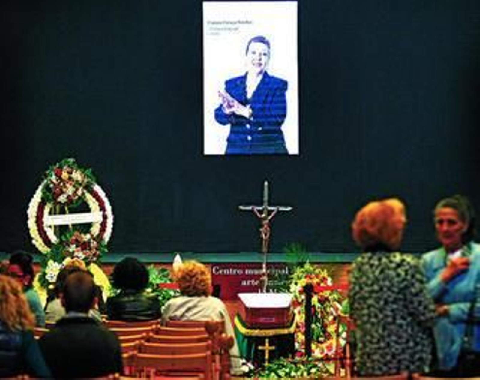 El féretro de la cantaora Mariana Cornejo velado por algunos familiares y amigos ayer en el centro de arte flamenco de La Merced.