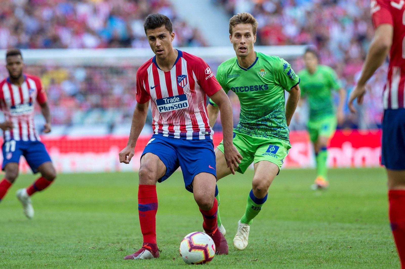 Rodrigo mueve el balón ante Canales en un partido de esta temporada