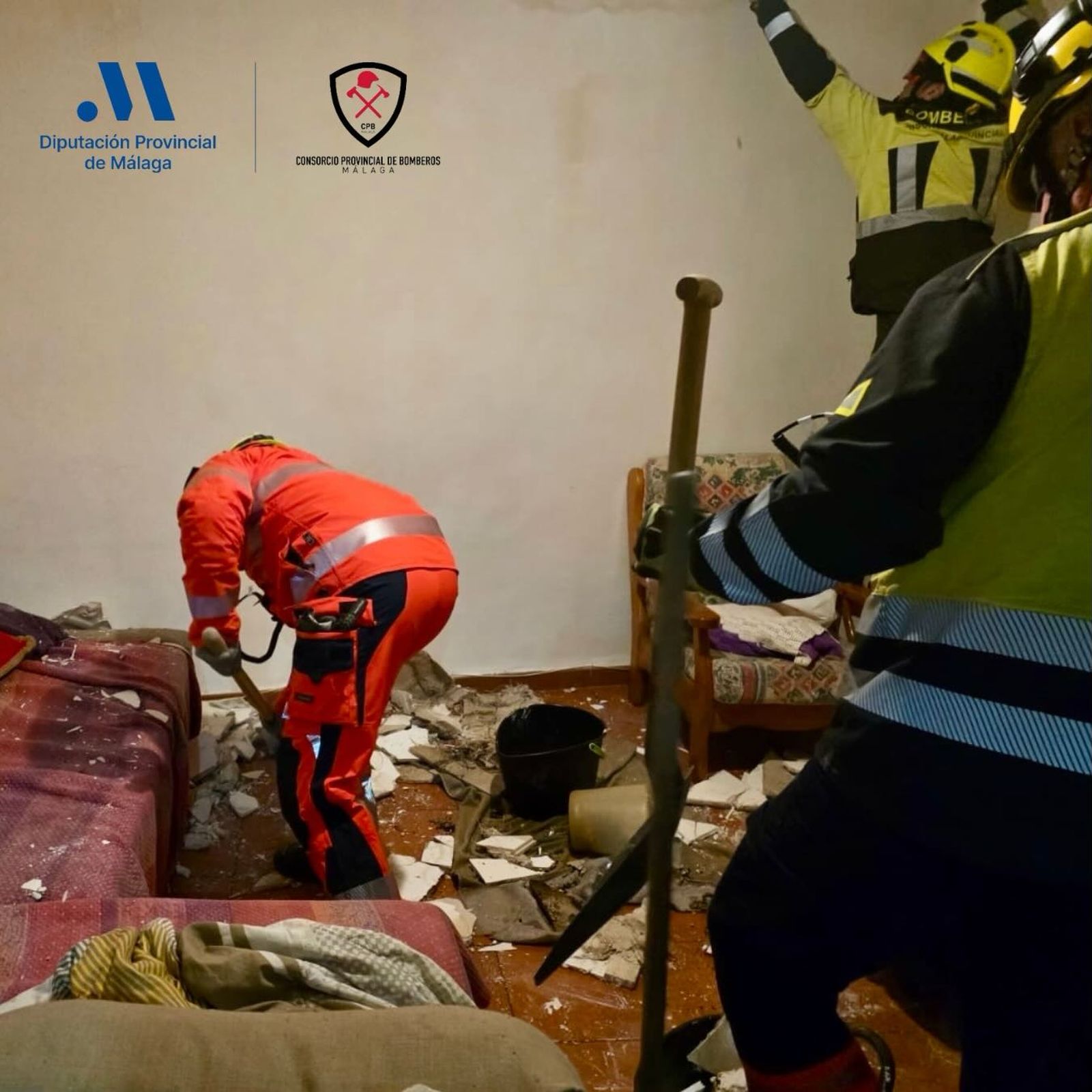 Bomberos trabajan en la vivienda afectada