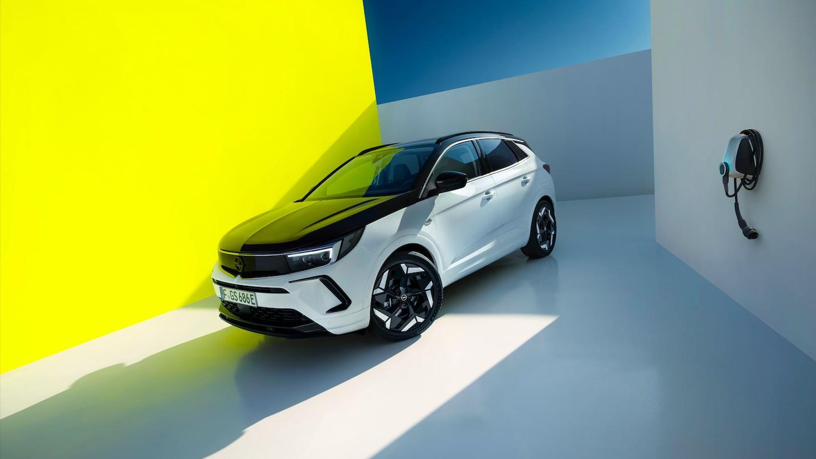 Como otros modelos de Opel, el Grandland GSe también puede distinguirse por su capó negro, un elemento opcional.