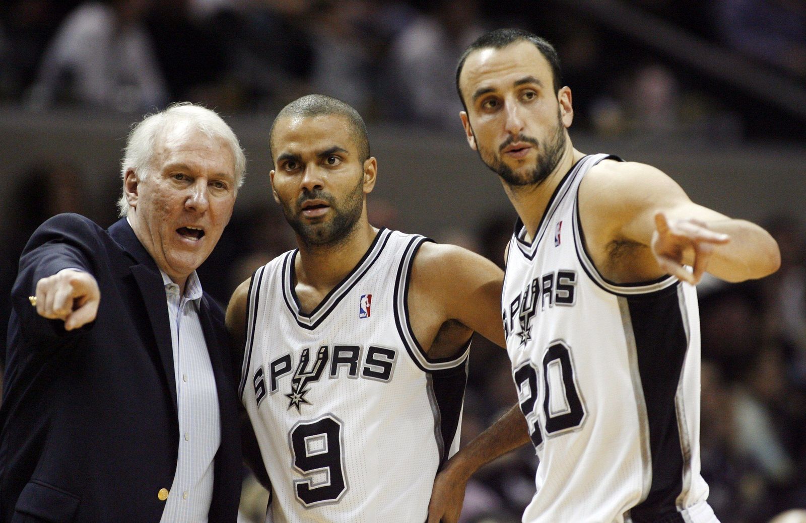 Parker con Ginobili, atendiendo las indicaciones de Popovich
