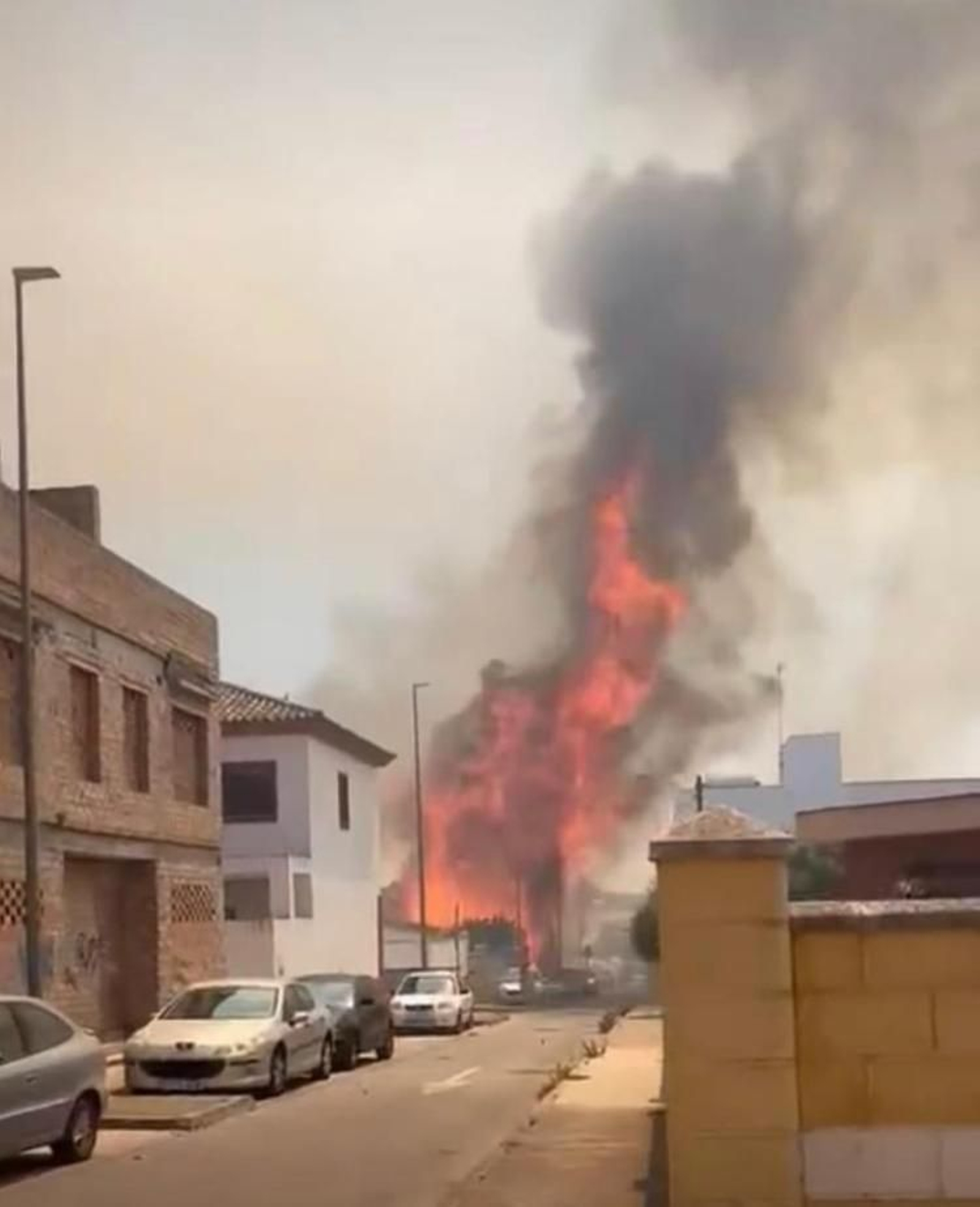 Imágenes del gran incendio de Puerto Real, visible desde la Bahía de Cádiz