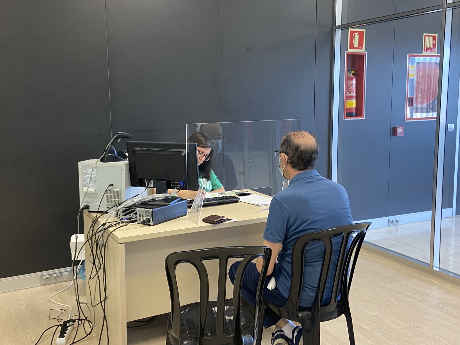 Aficionado renueva su abono en las oficinas de El Arcángel.