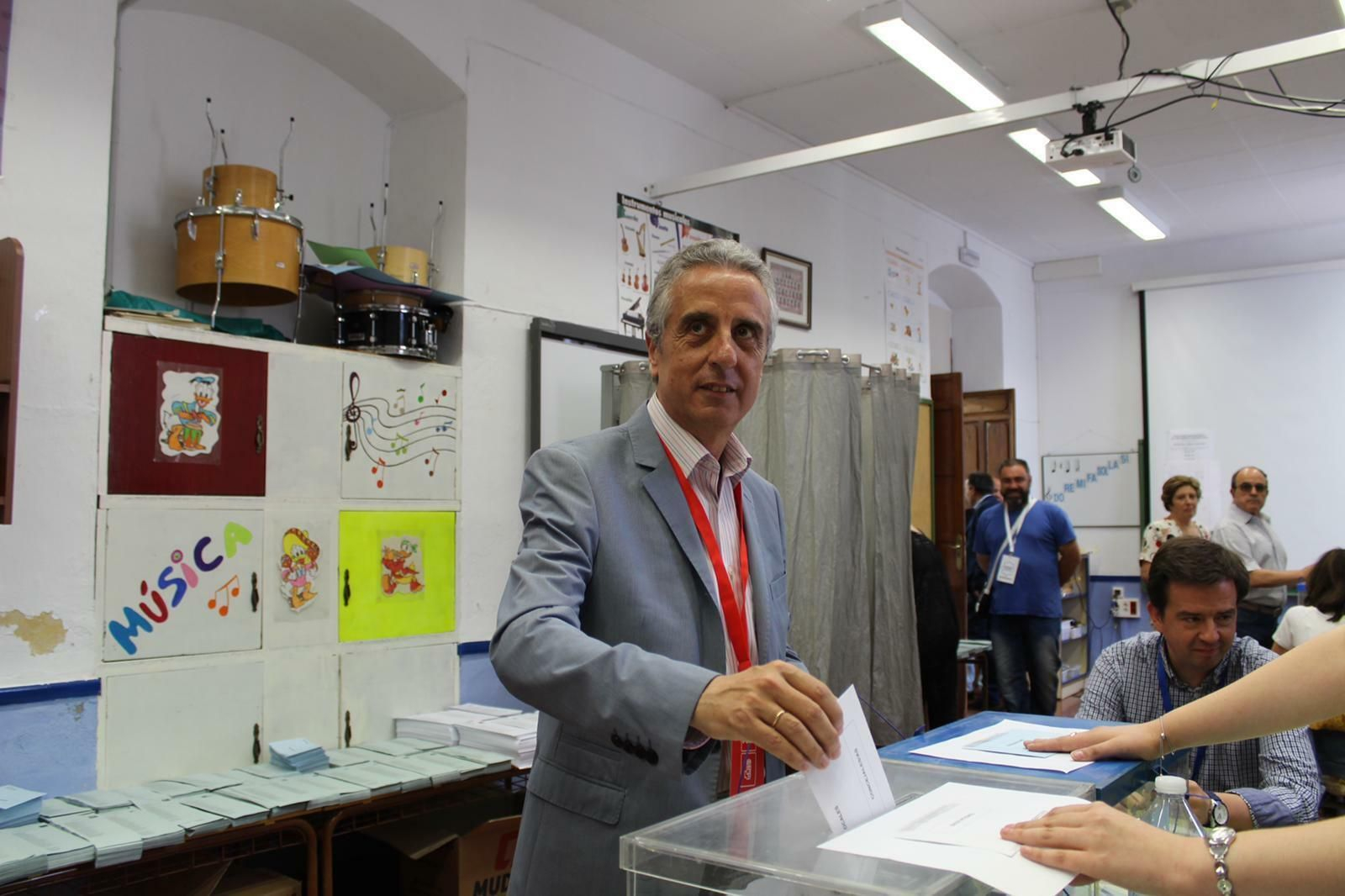 El alcalde de Lucena, Juan Pérez, deposita su voto