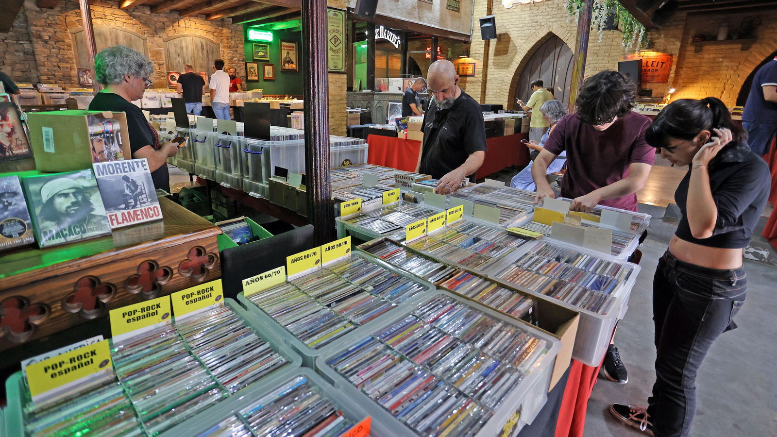 Buen ambiente en la I Feria del Disco en la Plaza Canterbury de Jerez
