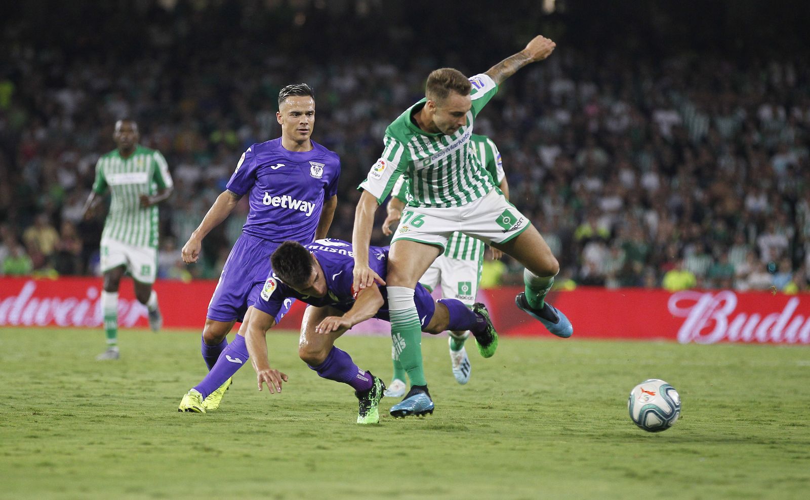 Loren resiste a un forcejeo con Bustinza en el partido ante el Leganés.