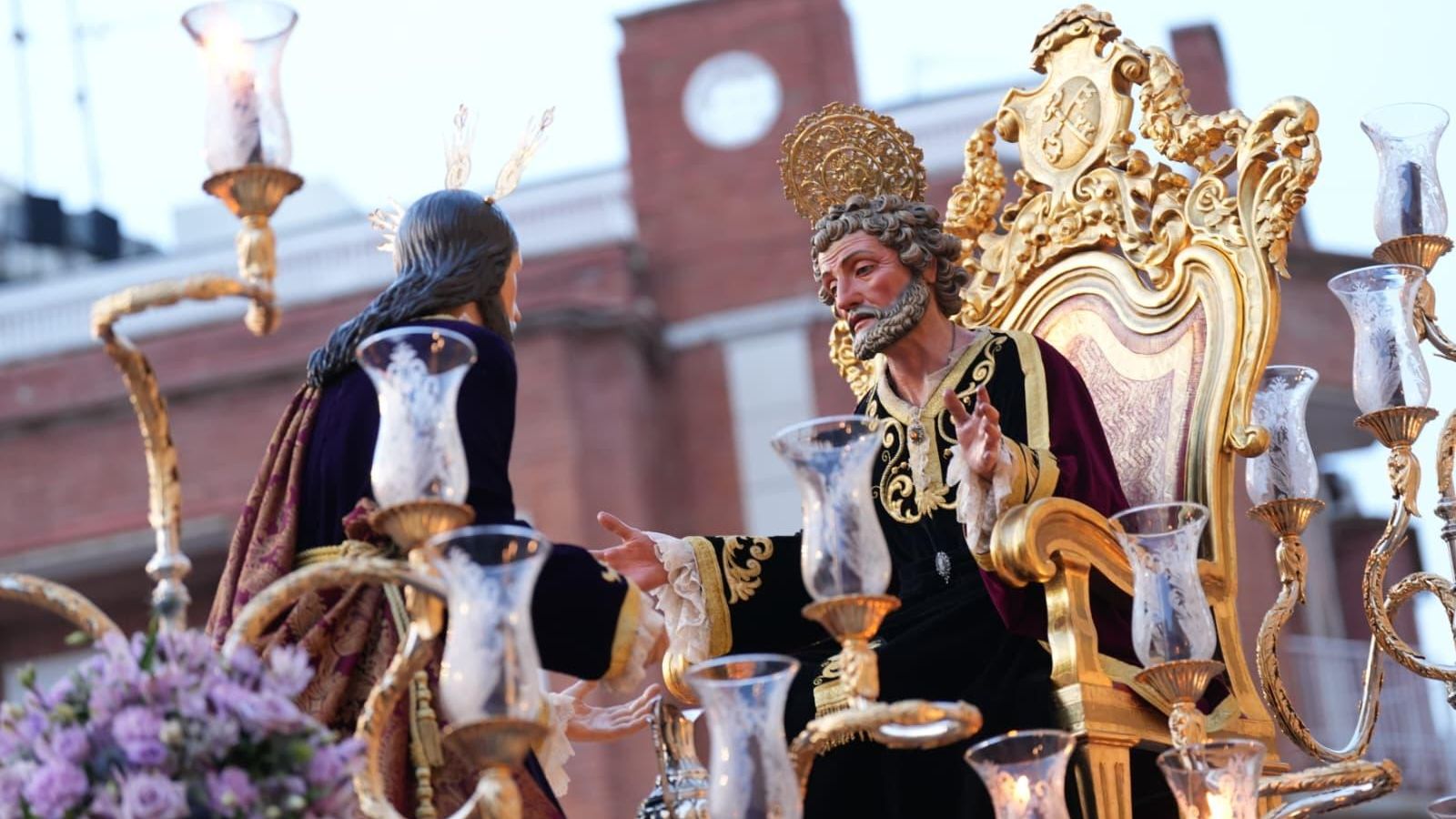 Nuestro Padre Jesús en el Sagrado Lavatorio, durante su recorrido.