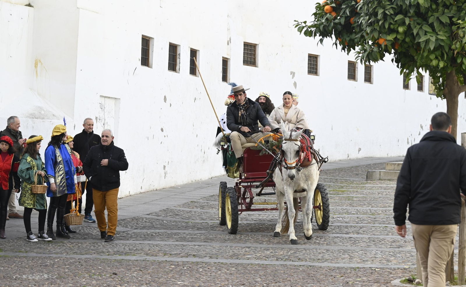 Los Reyes Magos pasean por Córdoba en coche de caballos, en imágenes