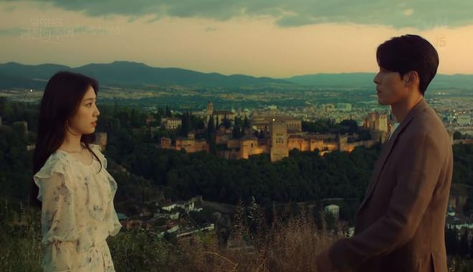 Fotografía de cabecera de la serie 'Recuerdos de la Alhambra', con el monumento nazarí de fondo.
