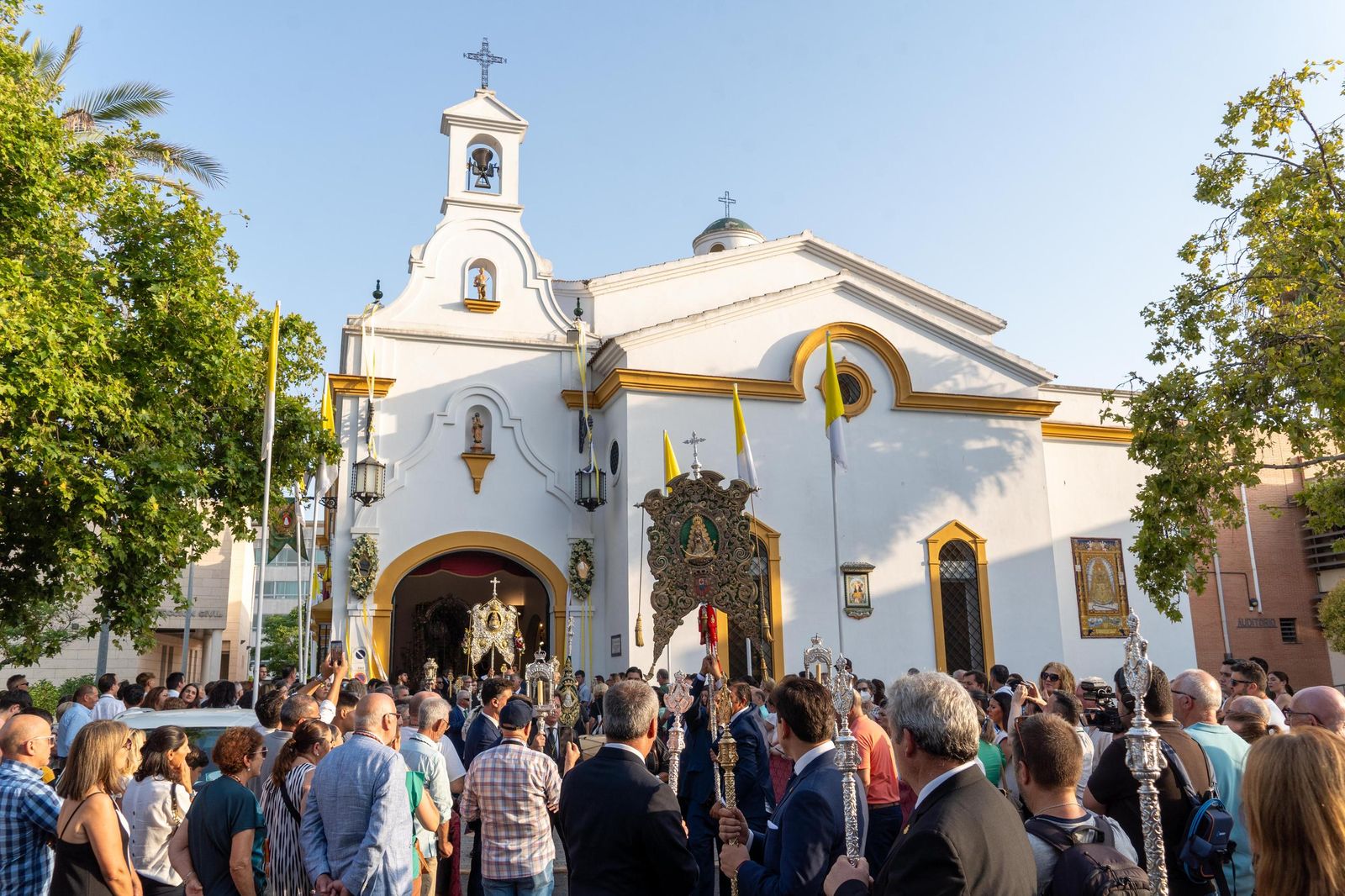 Imágenes del Rosario Jubilar rociero celebrado por las 25 hermandades filiales de la Matriz de Almonte en La Merced