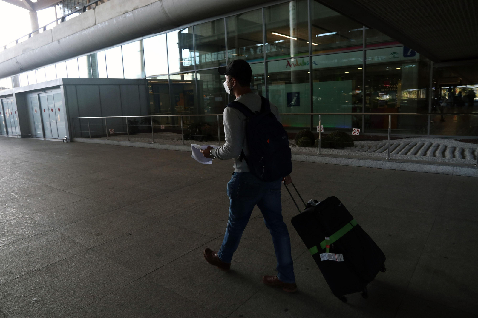 Un turista sale del aeropuerto de Málaga, donde es necesario entregar un resultado de PCR desde este lunes.