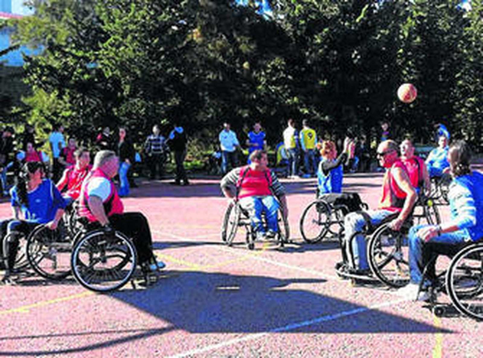Imagen de un partido de baloncesto en silla de ruedas disputado en las instalaciones del CRMF.