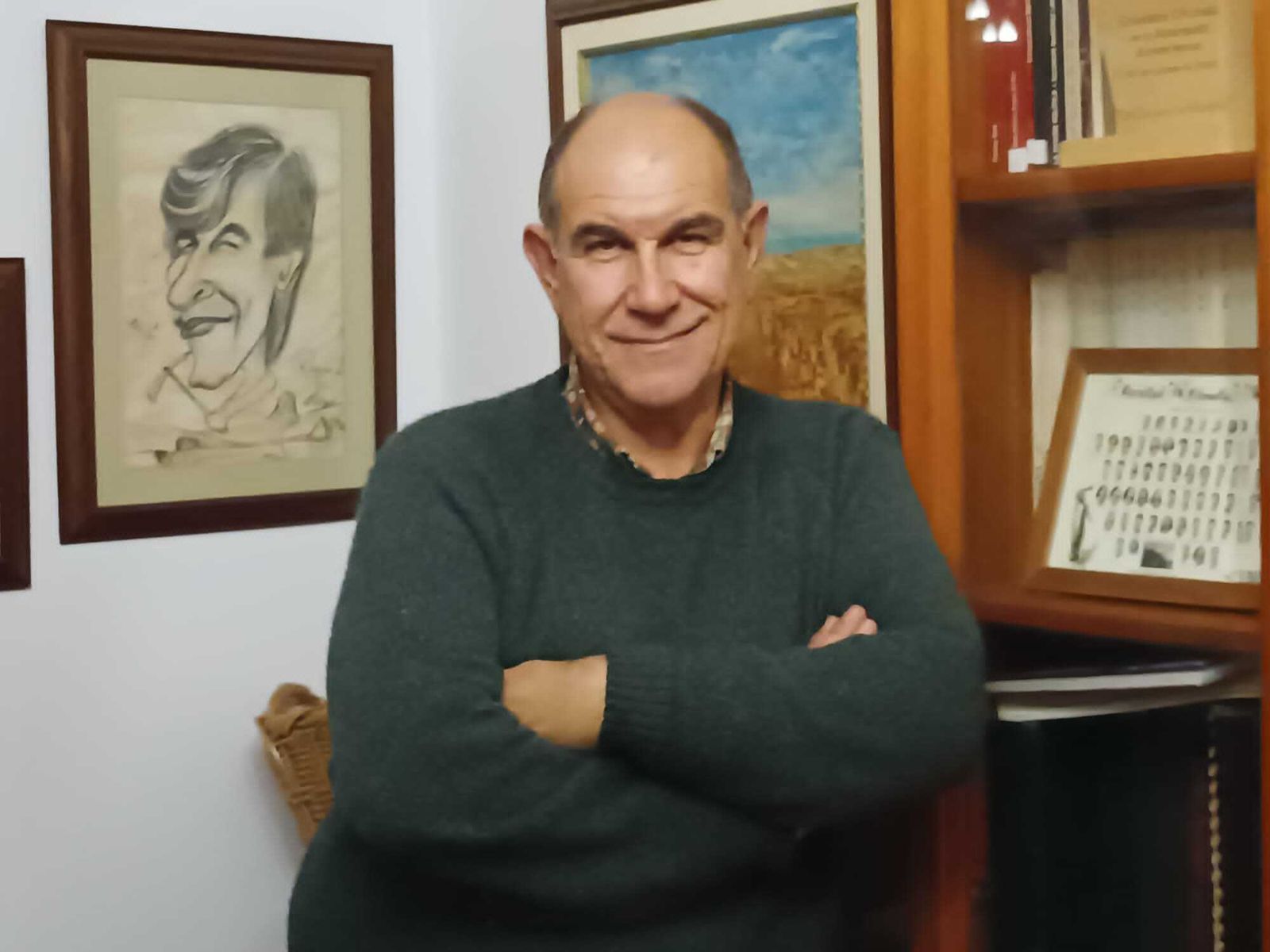 Juan Grima en un rincón de una de las cinco bibliotecas que posee.