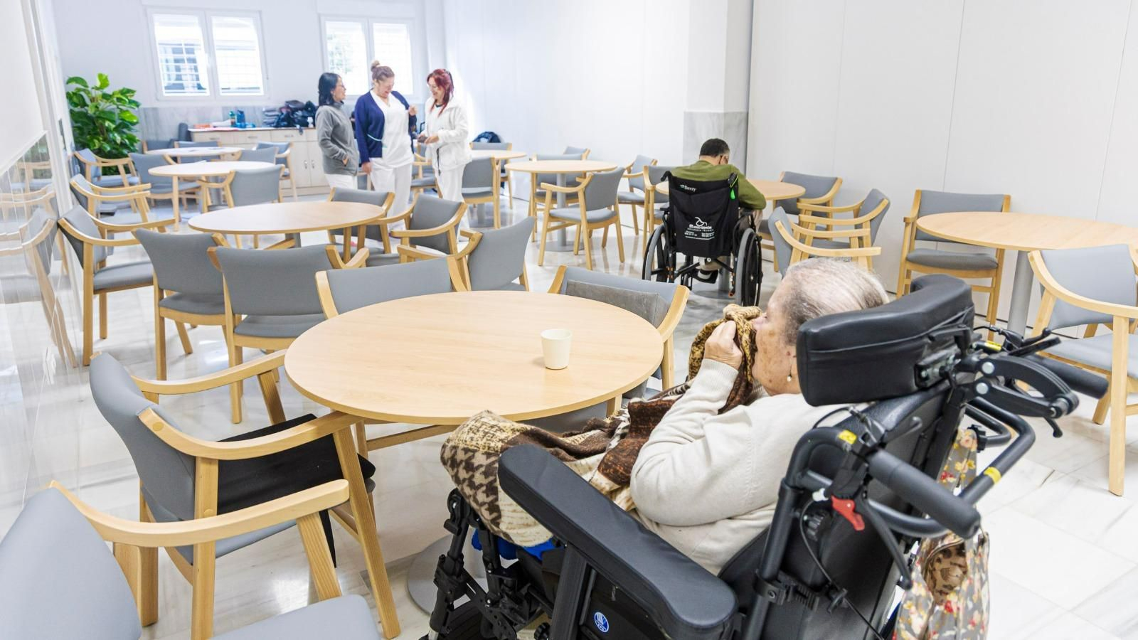 La nueva zona de comedor facilita la inetracción social gracias a su amplitud.