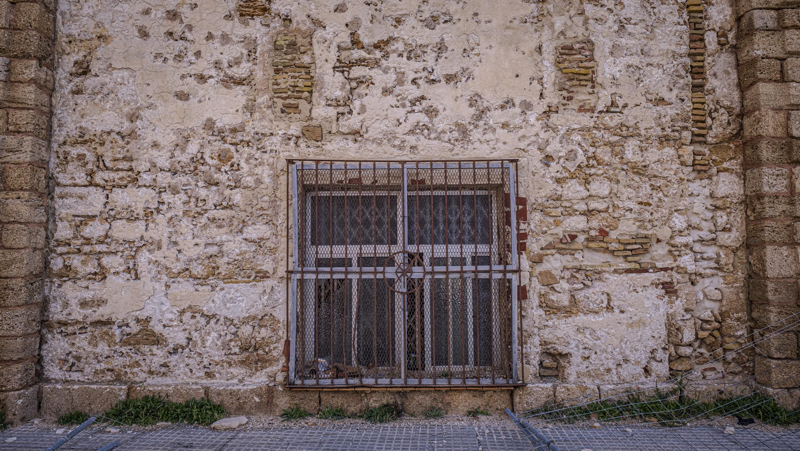 Estado del lienzo de muralla de las Puertas de Tierra de Cádiz.