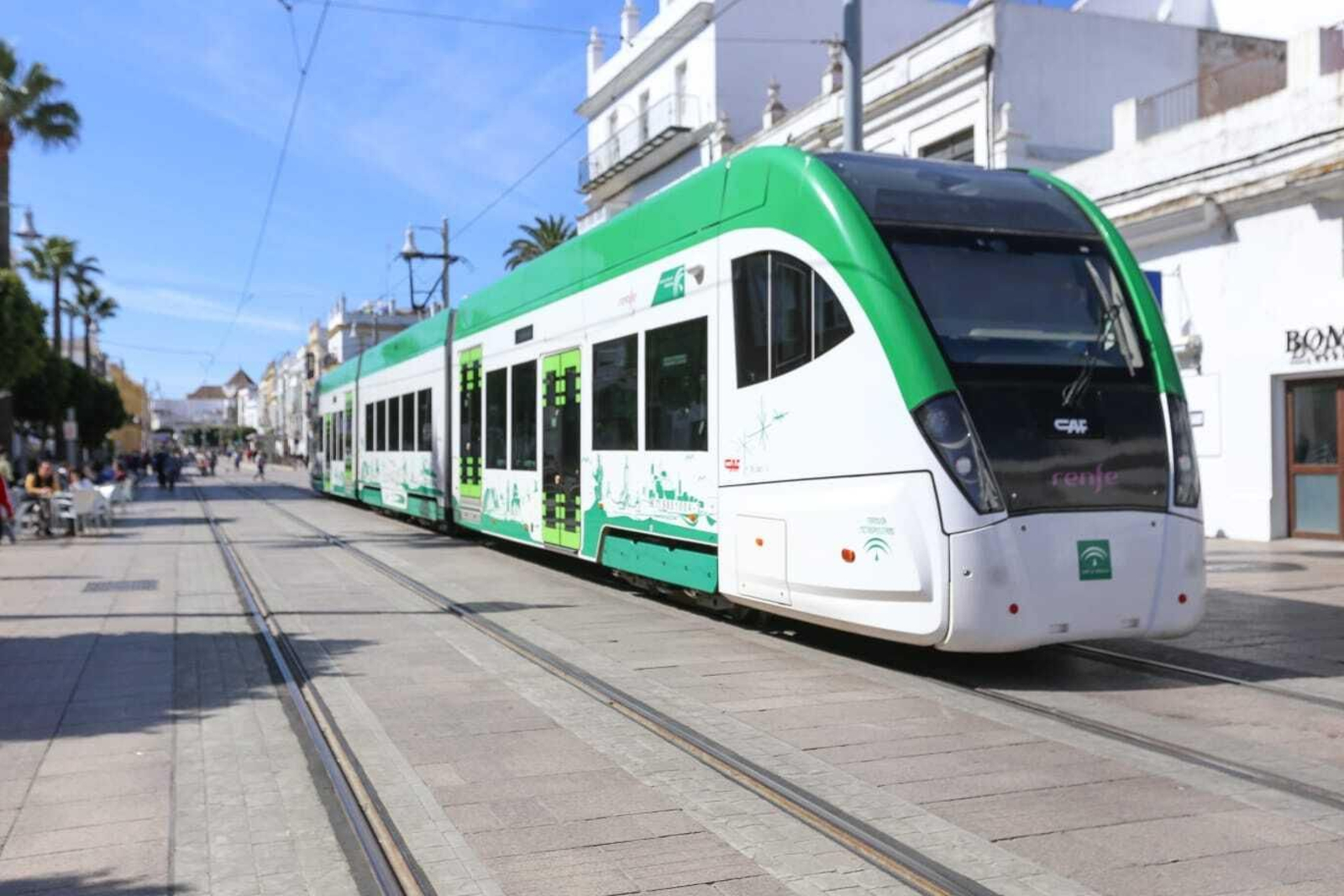 El tranvía, durante su recorrido en pruebas por la calle Real.