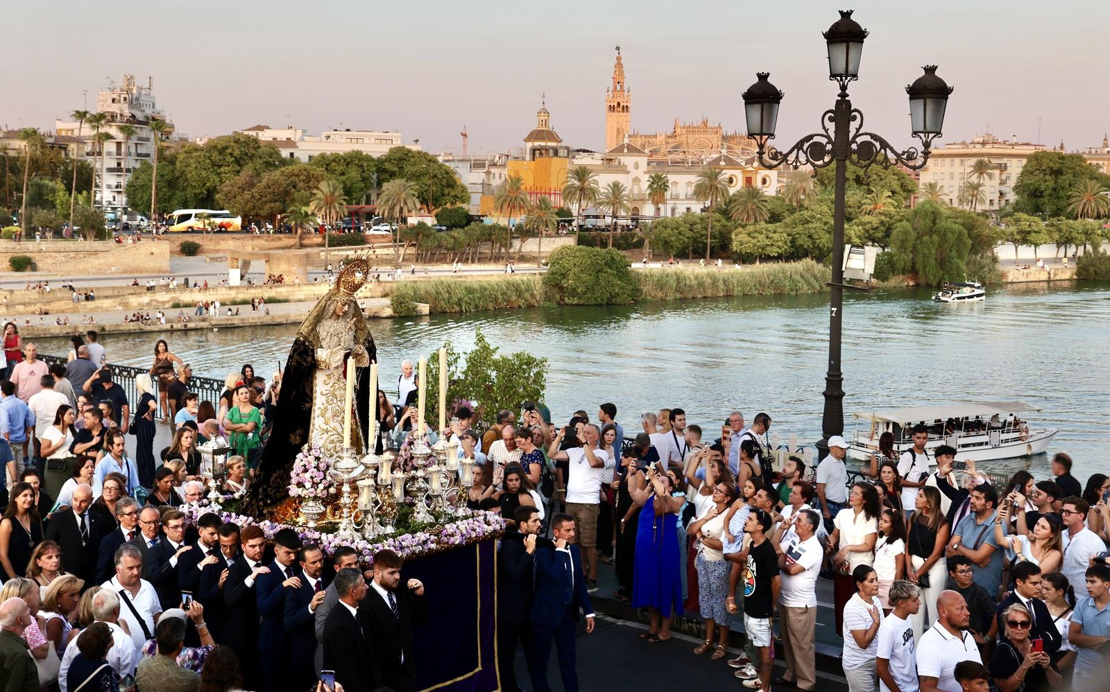 En imágenes, el traslado de los titulares de Las Aguas a la iglesia de San Jacinto