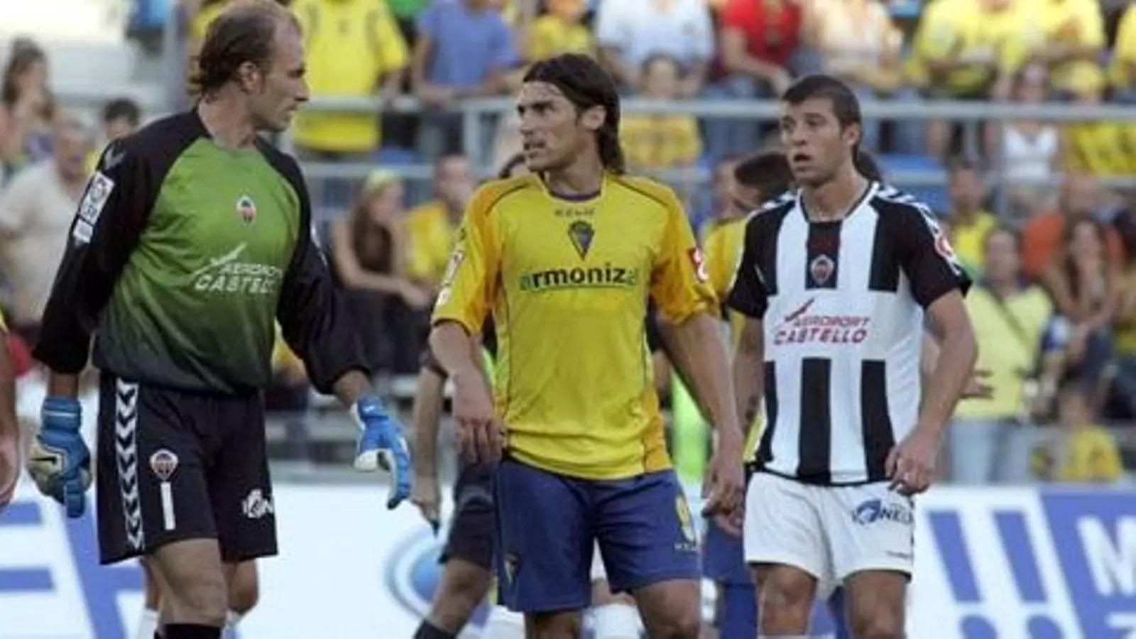 Cacique Medina habla con el portero Oliva en el antecedente de la campaña 2006-07.