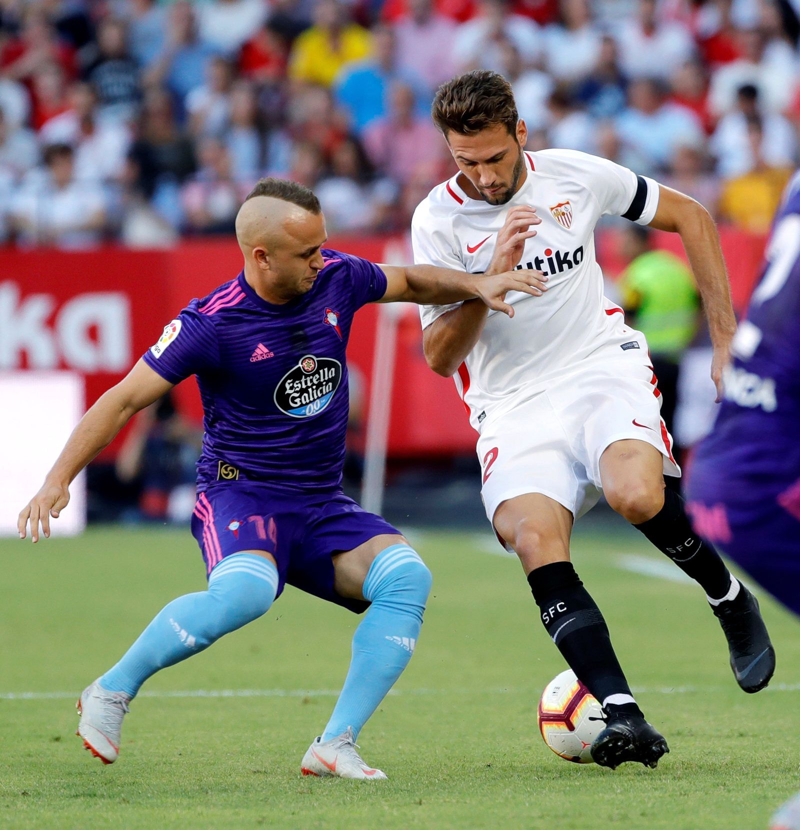Franco Vázquez pelea un balón con el centrocampista eslovaco del Celta Lobotka.