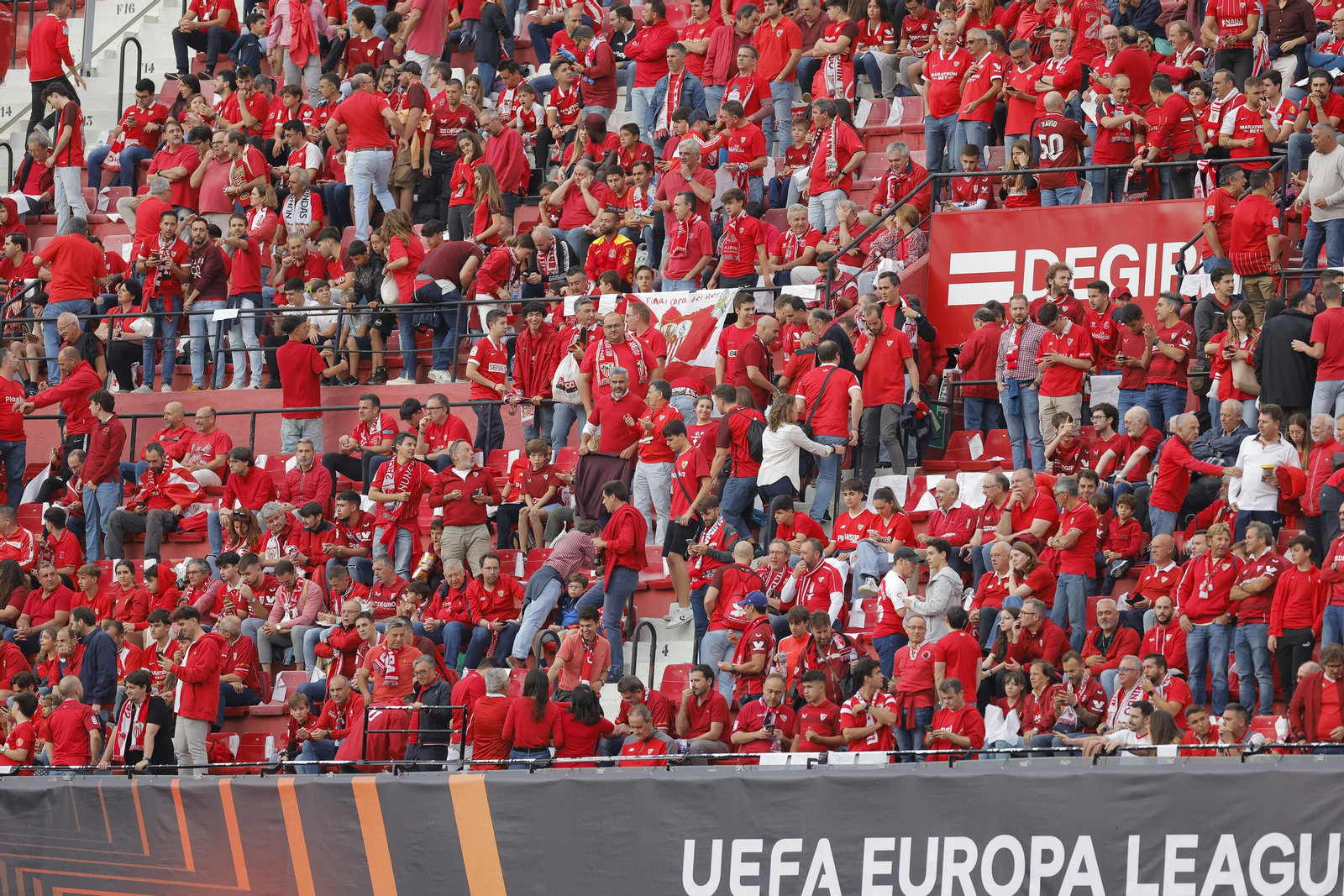 Búscate en las fotos del Sevilla-Juventus