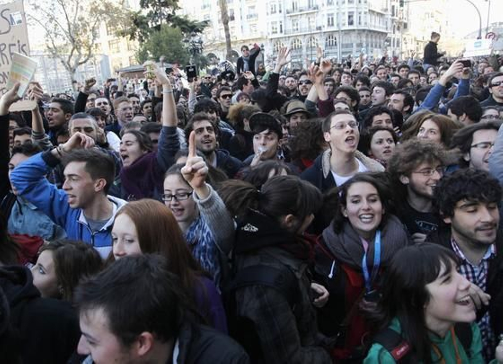 Miles de personas se manifiestan tras las duras cargas policiales.

Foto: efe/afp/reuters