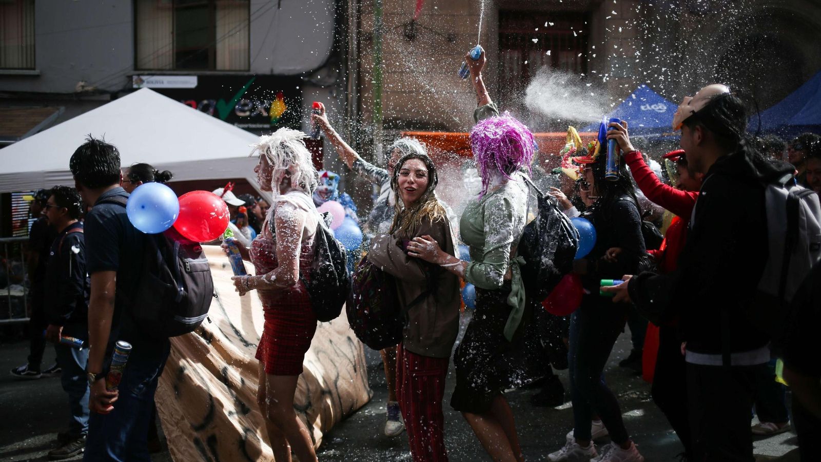 Personas felices en una fiesta de la espuma