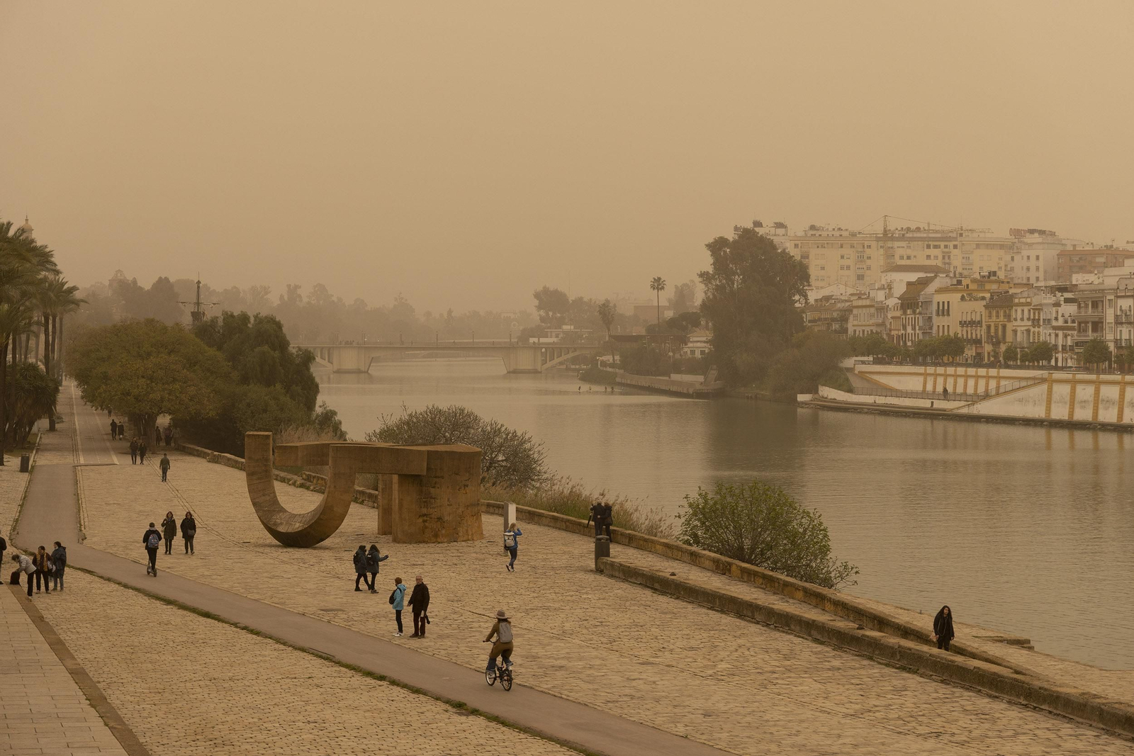 Las imágenes de Sevilla cubierta de calima y polvo en suspensión