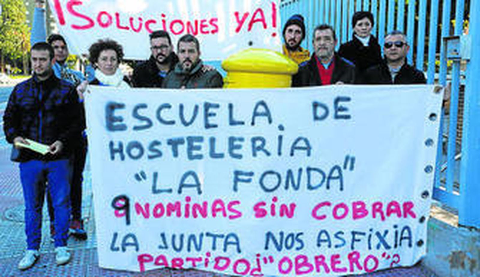 Concentración ayer del personal de La Fonda en Educación.