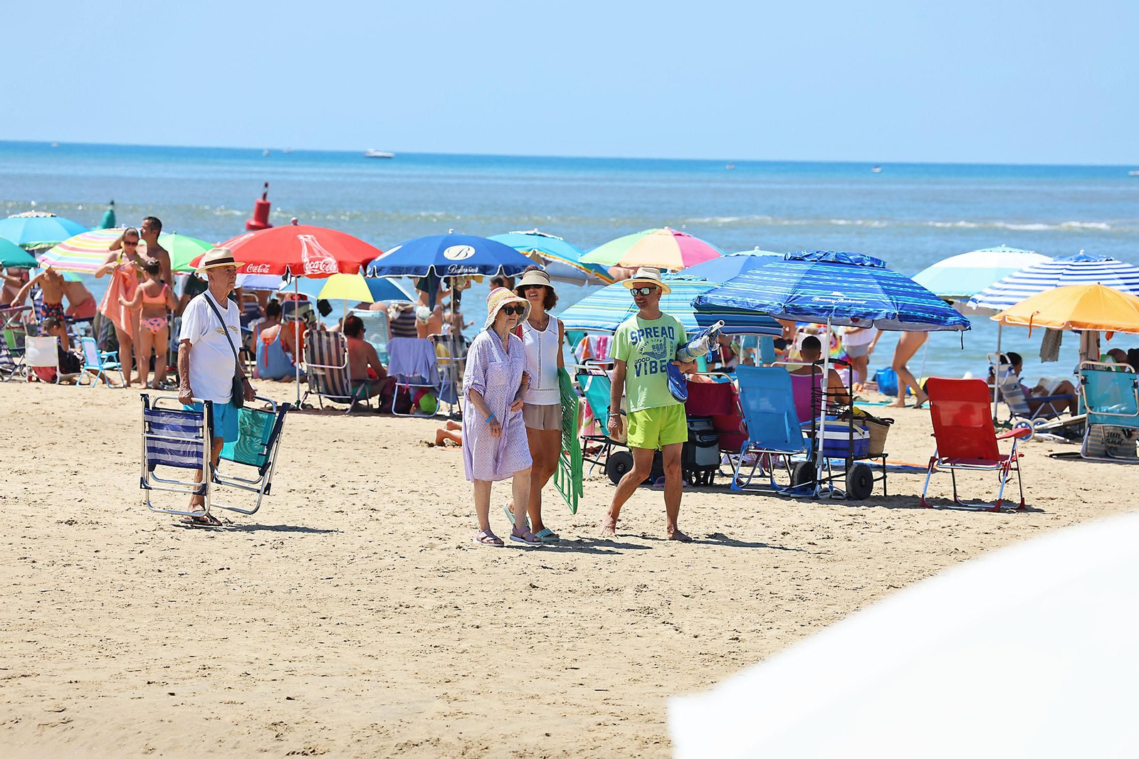 Ambiente en las playas de Huelva en la mañana de domingo