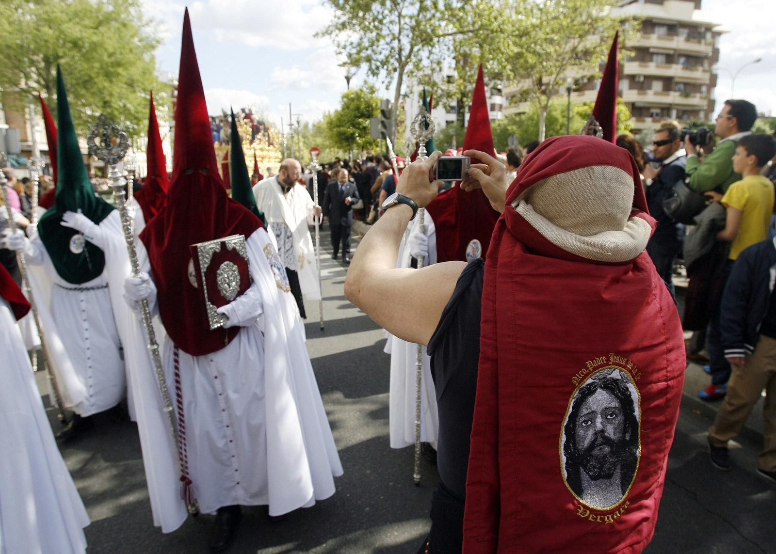 Un costalero de la Sagrada Cena toma una imagen de su titular.