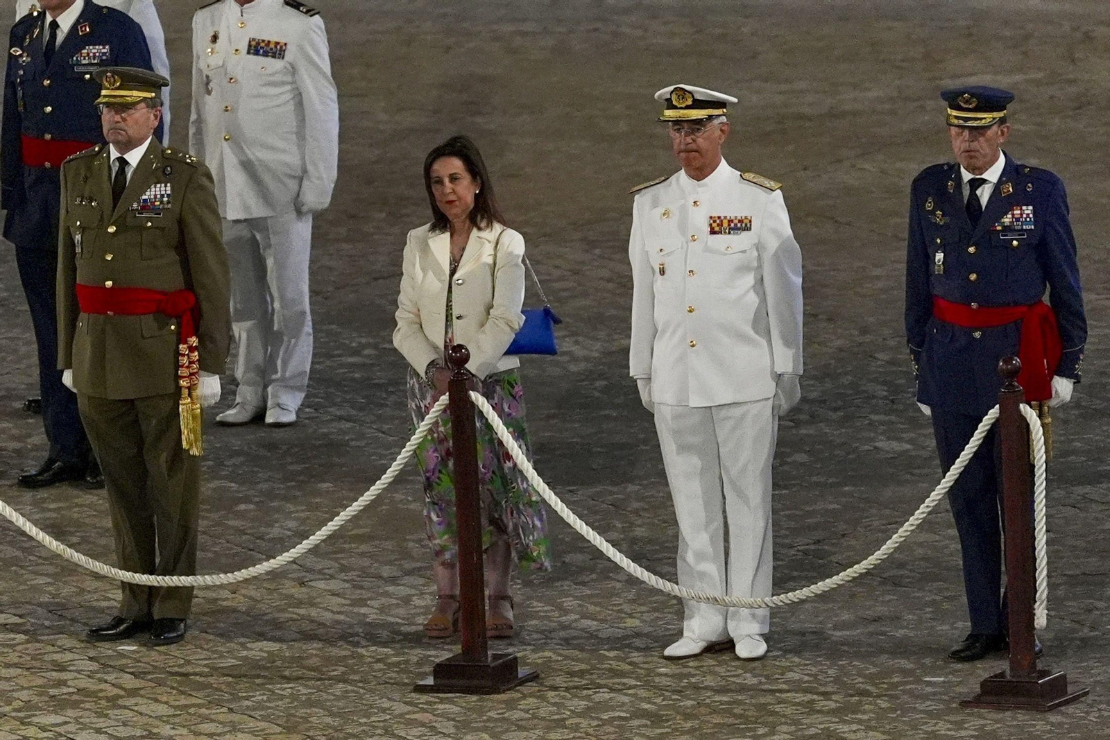 La ministra de Defensa, Margarita Robles, junto a varias autoridades militares, durante el acto de arriado de la bandera celebrado en San Fernando La ministra de Defensa, Margarita Robles, junto a varias autoridades militares, durante el acto de arriado de la bandera celebrado en San Fernando